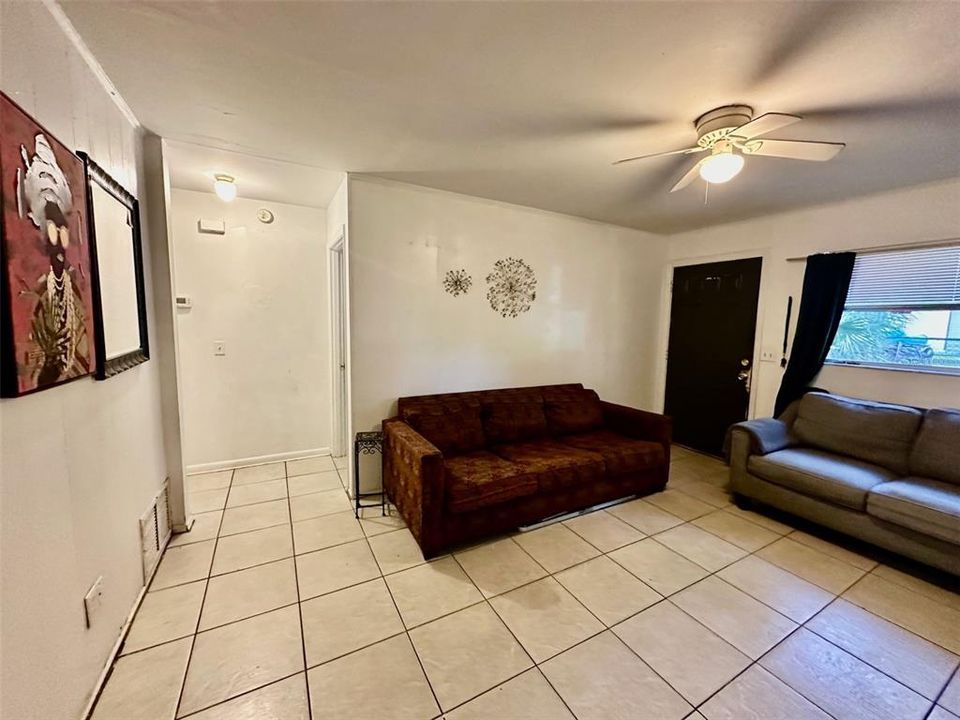 For Rent: $1,325 (3 beds, 1 baths, 965 Square Feet)