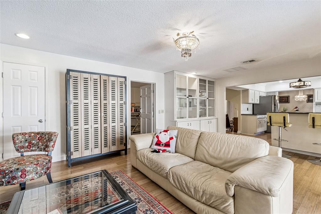 На продажу: $795,000 (3 спален, 2 ванн, 2206 Квадратных фут)