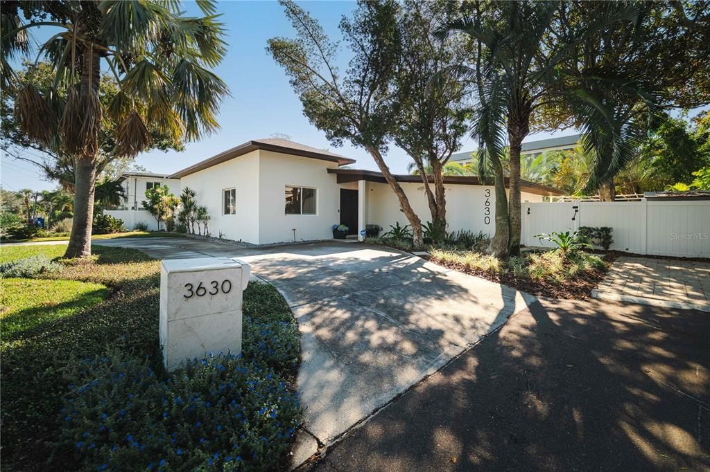 For Sale: $1,250,000 (3 beds, 3 baths, 2494 Square Feet)