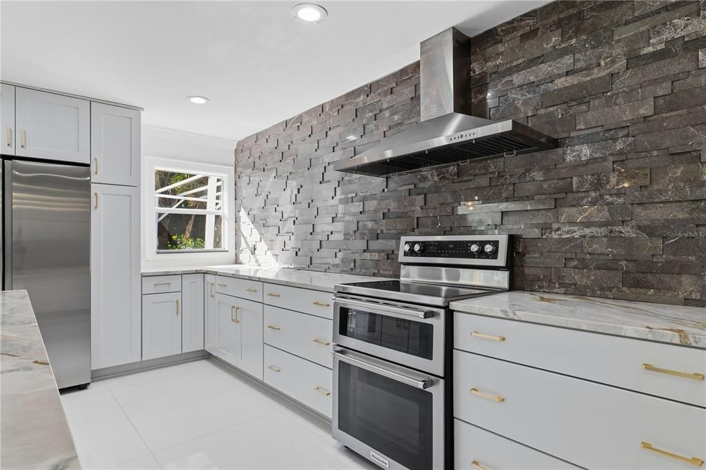 For Sale: $1,250,000 (3 beds, 3 baths, 2494 Square Feet)