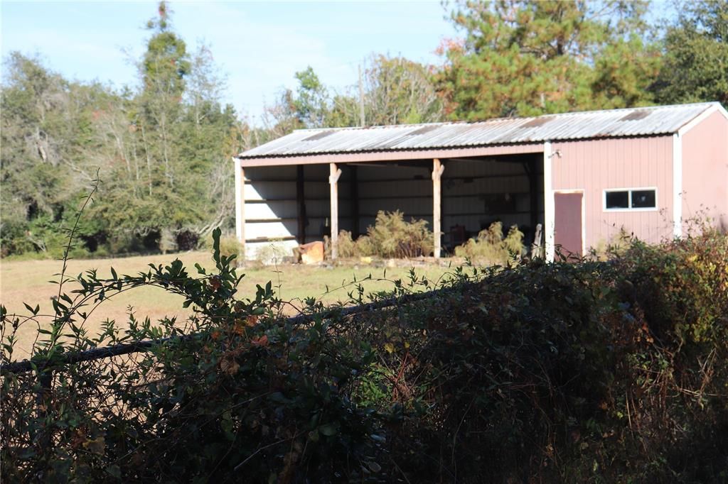 En Venta: $2,300,000 (44.43 acres)