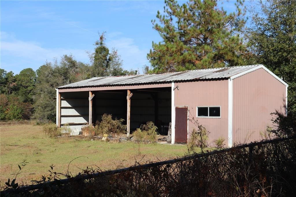 En Venta: $2,300,000 (44.43 acres)