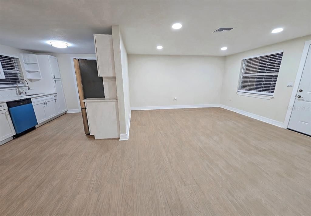 На продажу: $229,900 (2 спален, 1 ванн, 928 Квадратных фут)