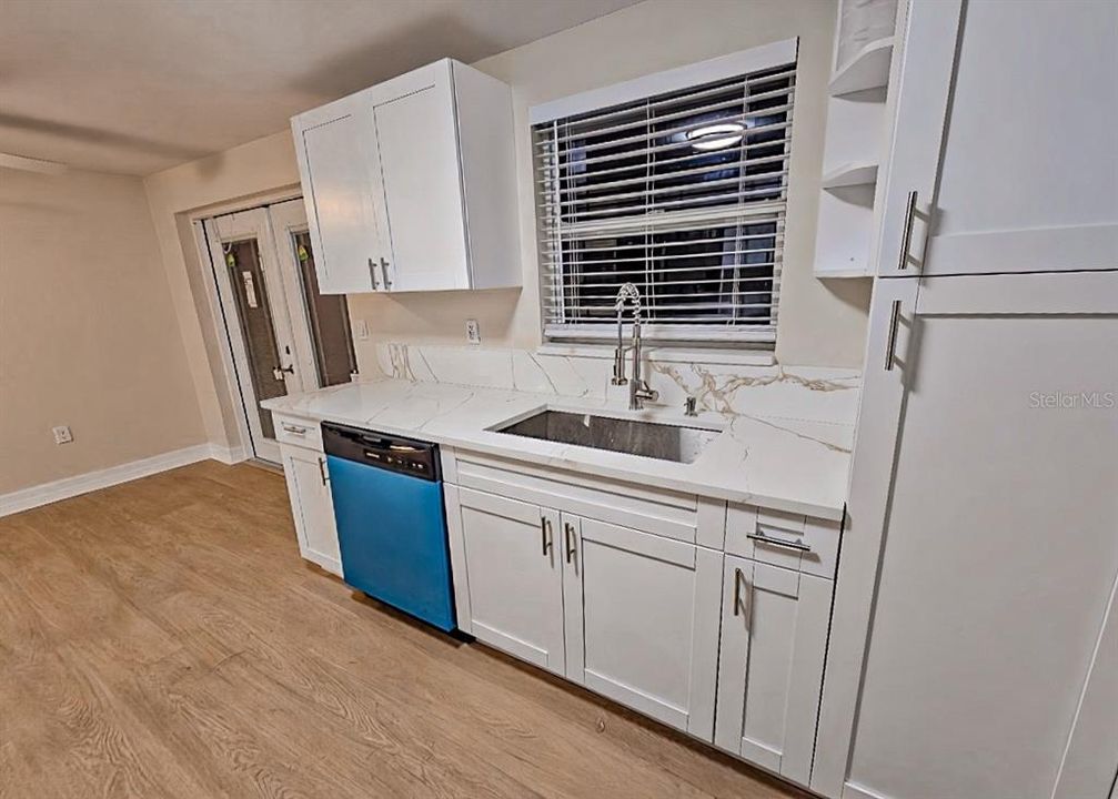 На продажу: $229,900 (2 спален, 1 ванн, 928 Квадратных фут)