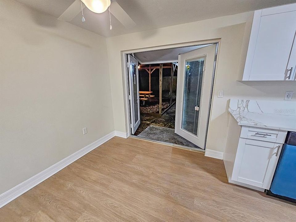 На продажу: $229,900 (2 спален, 1 ванн, 928 Квадратных фут)