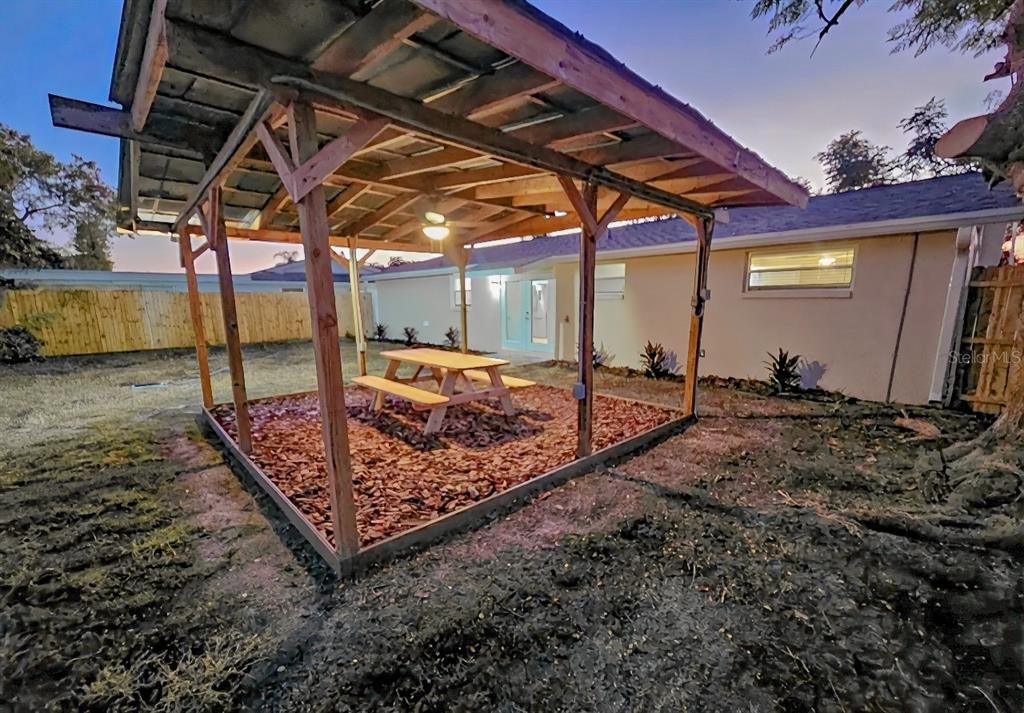 На продажу: $229,900 (2 спален, 1 ванн, 928 Квадратных фут)