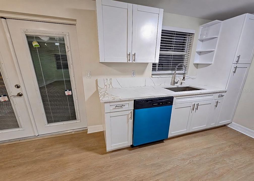 На продажу: $229,900 (2 спален, 1 ванн, 928 Квадратных фут)