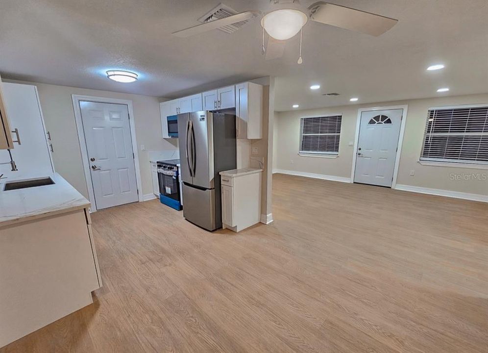 На продажу: $229,900 (2 спален, 1 ванн, 928 Квадратных фут)