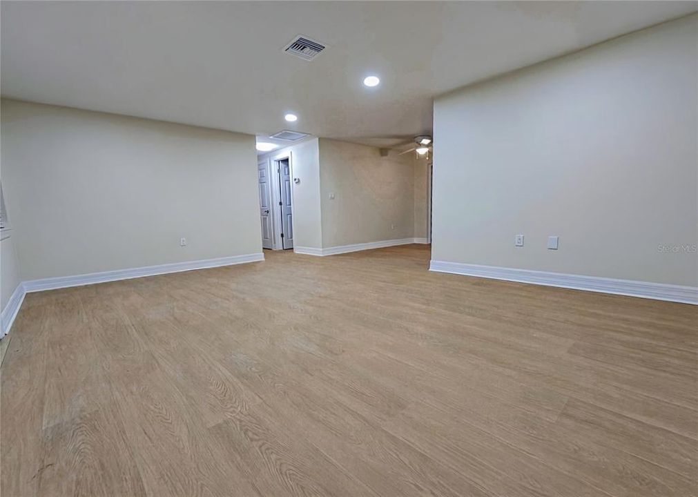 На продажу: $229,900 (2 спален, 1 ванн, 928 Квадратных фут)