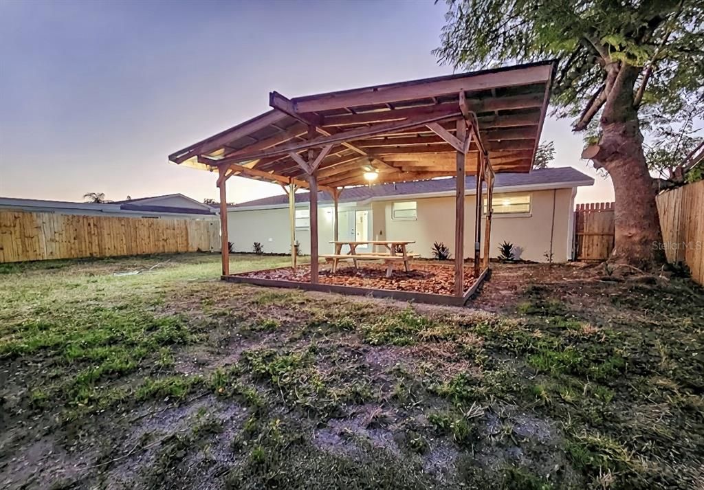 На продажу: $229,900 (2 спален, 1 ванн, 928 Квадратных фут)