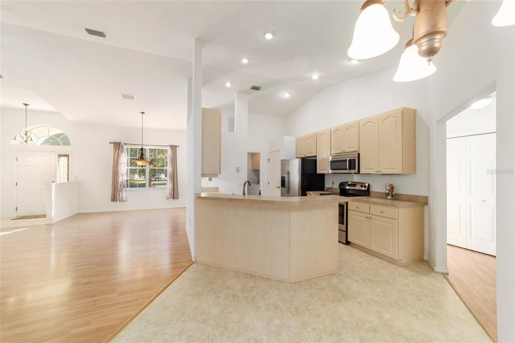 待售: $425,000 (3 贝兹, 2 浴室, 2083 平方英尺)