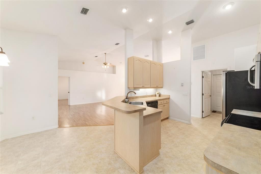 待售: $425,000 (3 贝兹, 2 浴室, 2083 平方英尺)