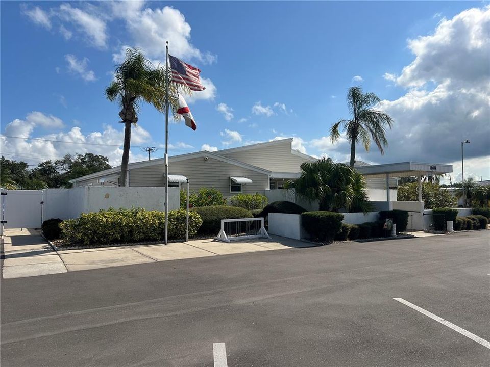 На продажу: $124,900 (2 спален, 1 ванн, 600 Квадратных фут)