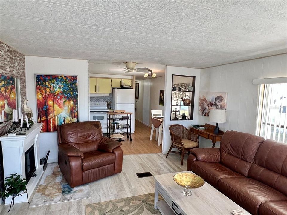 На продажу: $124,900 (2 спален, 1 ванн, 600 Квадратных фут)