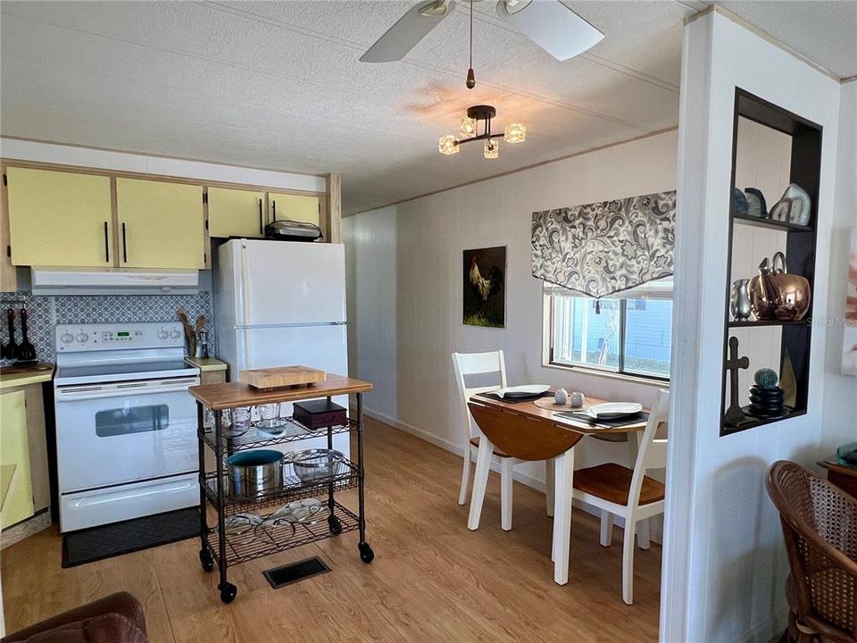 На продажу: $124,900 (2 спален, 1 ванн, 600 Квадратных фут)