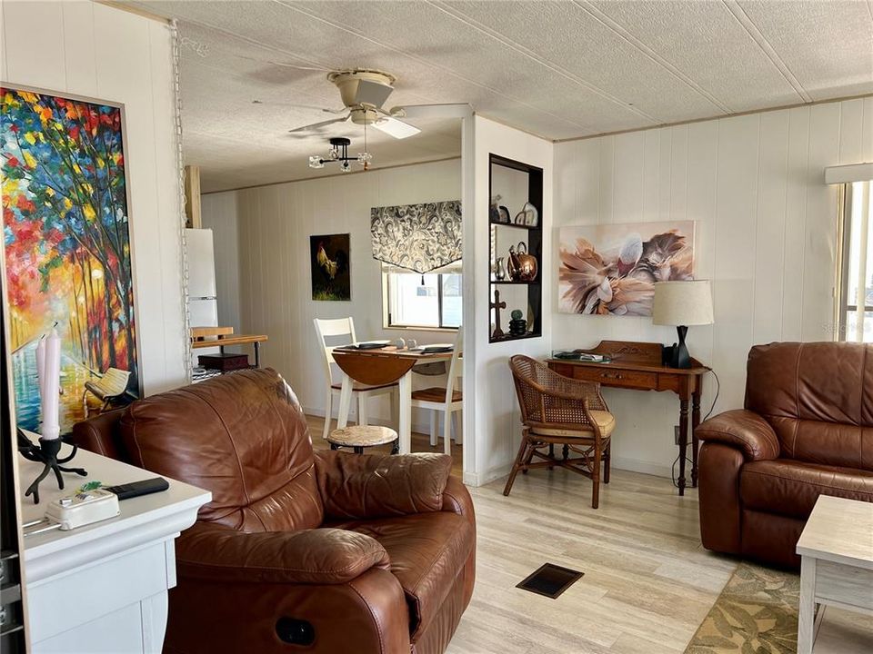 На продажу: $124,900 (2 спален, 1 ванн, 600 Квадратных фут)