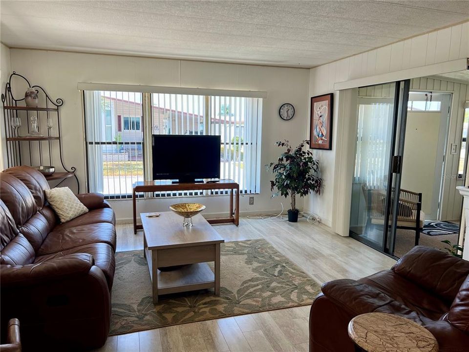 На продажу: $124,900 (2 спален, 1 ванн, 600 Квадратных фут)