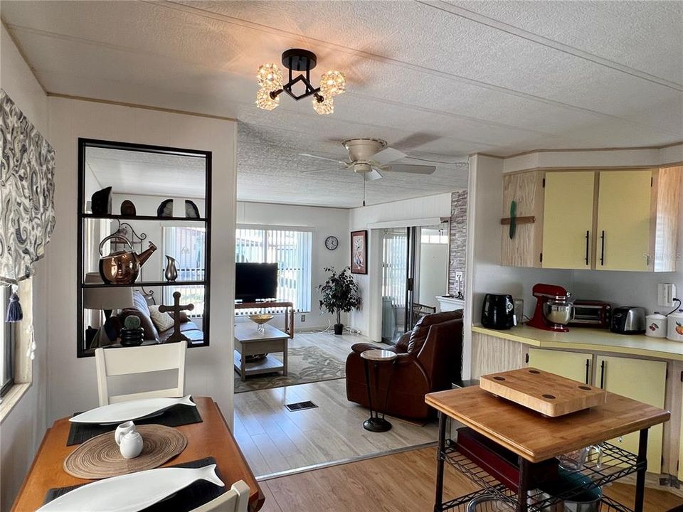 На продажу: $124,900 (2 спален, 1 ванн, 600 Квадратных фут)