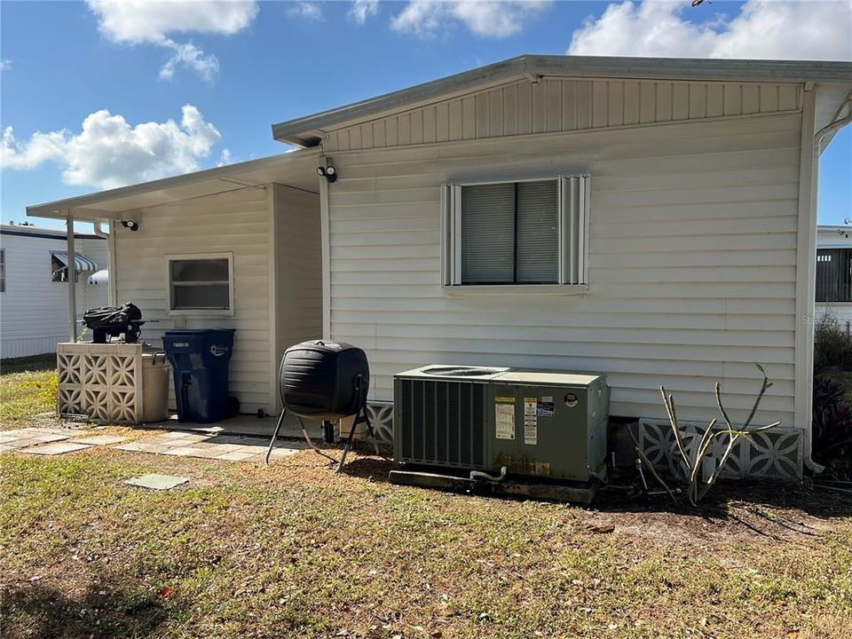 На продажу: $124,900 (2 спален, 1 ванн, 600 Квадратных фут)