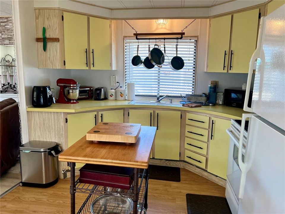 На продажу: $124,900 (2 спален, 1 ванн, 600 Квадратных фут)