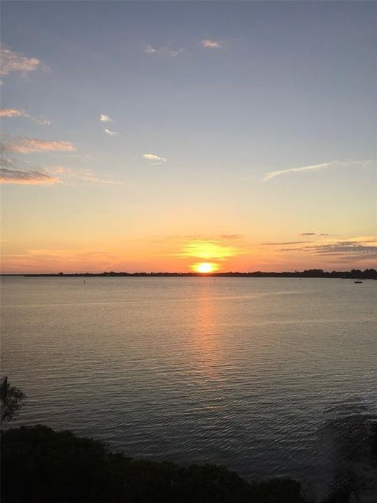 На продажу: $750,000 (0.42 acres)