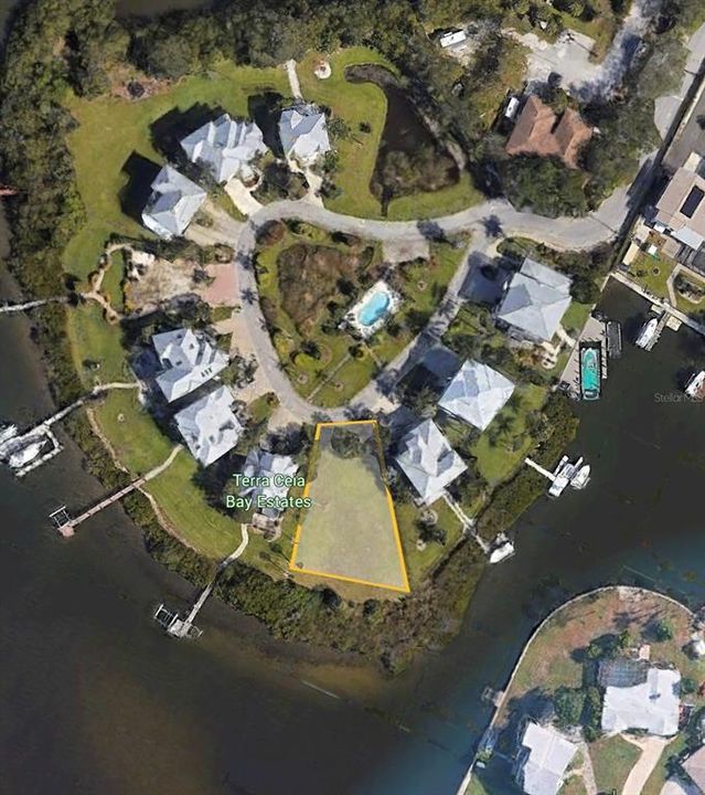 На продажу: $750,000 (0.42 acres)