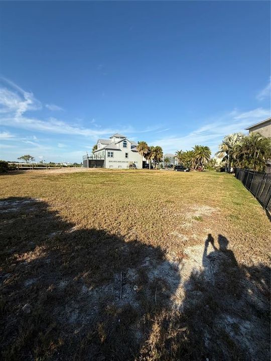 На продажу: $750,000 (0.42 acres)