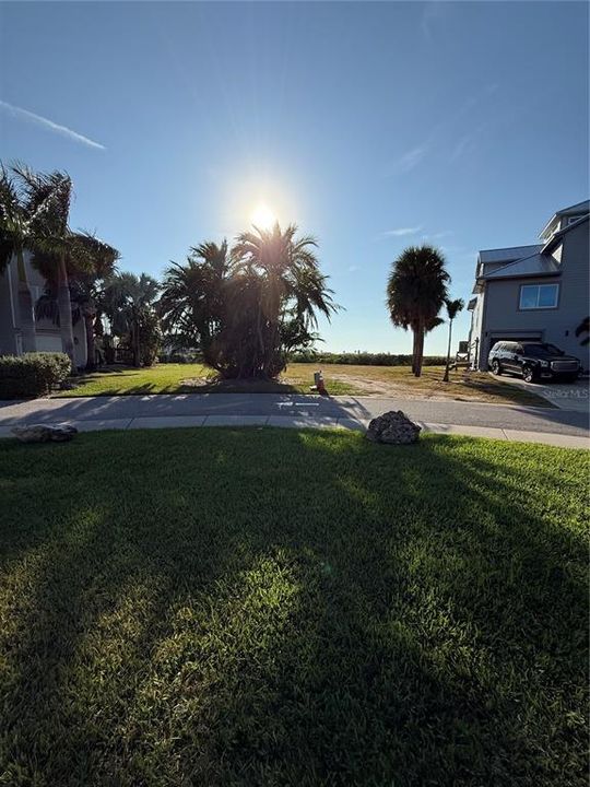 На продажу: $750,000 (0.42 acres)