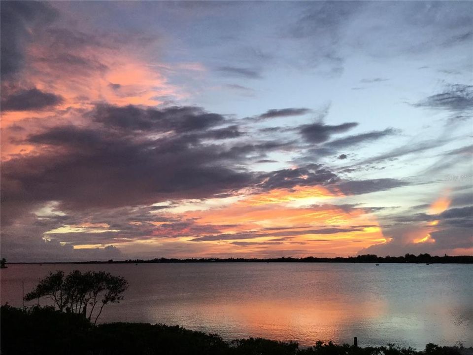 На продажу: $750,000 (0.42 acres)