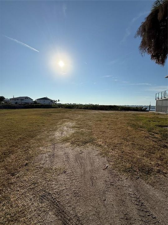 На продажу: $750,000 (0.42 acres)