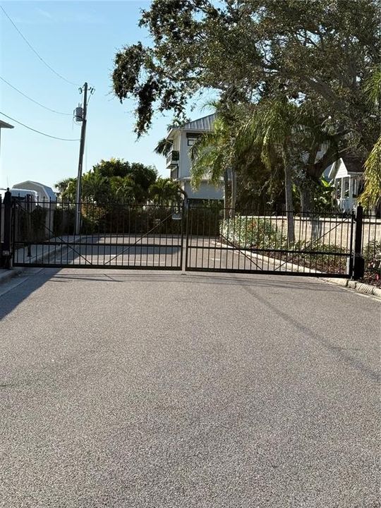 На продажу: $750,000 (0.42 acres)