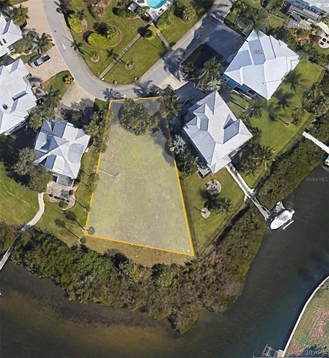 На продажу: $750,000 (0.42 acres)