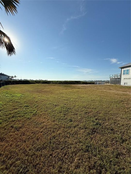 На продажу: $750,000 (0.42 acres)