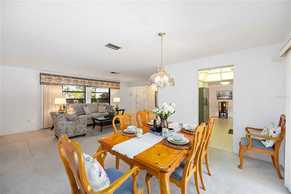 En Venta: $599,000 (3 camas, 2 baños, 2696 Pies cuadrados)