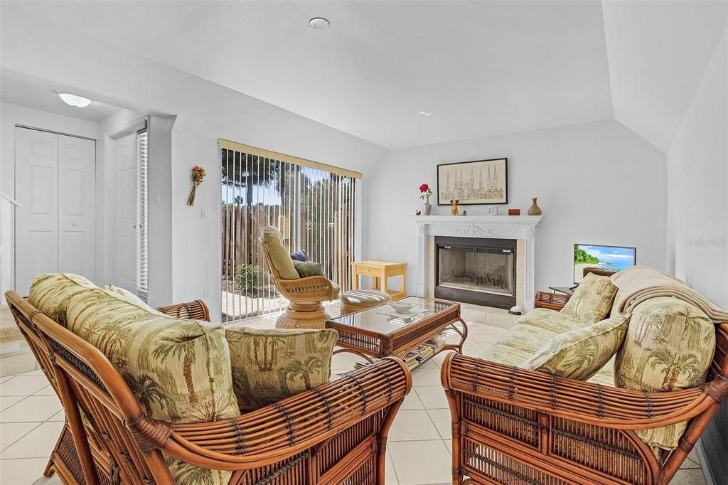 待售: $190,000 (2 贝兹, 2 浴室, 1376 平方英尺)