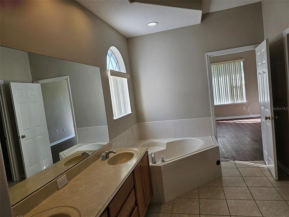 Active With Contract: $2,495 (4 beds, 2 baths, 1941 Square Feet)