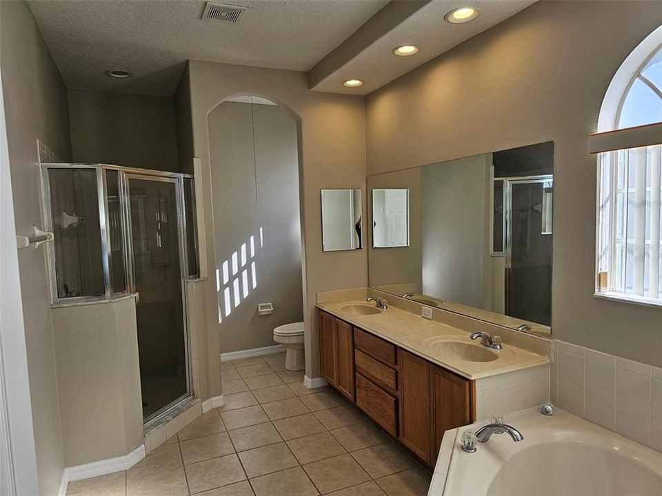 Active With Contract: $2,495 (4 beds, 2 baths, 1941 Square Feet)