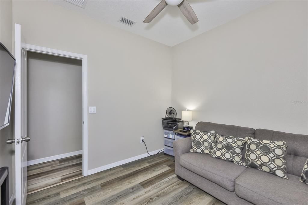 На продажу: $330,000 (4 спален, 2 ванн, 1832 Квадратных фут)