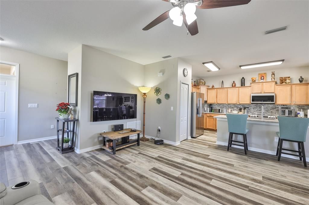 На продажу: $330,000 (4 спален, 2 ванн, 1832 Квадратных фут)