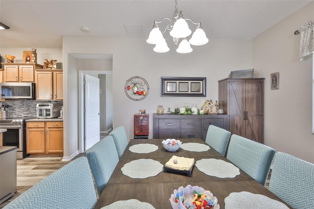 На продажу: $330,000 (4 спален, 2 ванн, 1832 Квадратных фут)