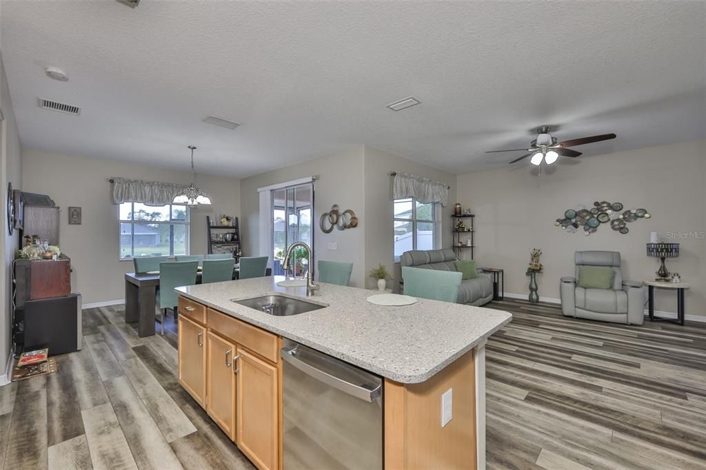 На продажу: $330,000 (4 спален, 2 ванн, 1832 Квадратных фут)