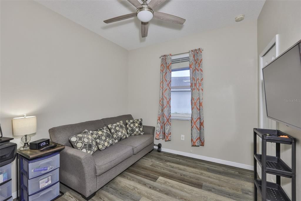 На продажу: $330,000 (4 спален, 2 ванн, 1832 Квадратных фут)