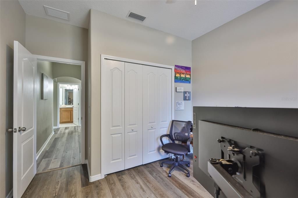 На продажу: $330,000 (4 спален, 2 ванн, 1832 Квадратных фут)