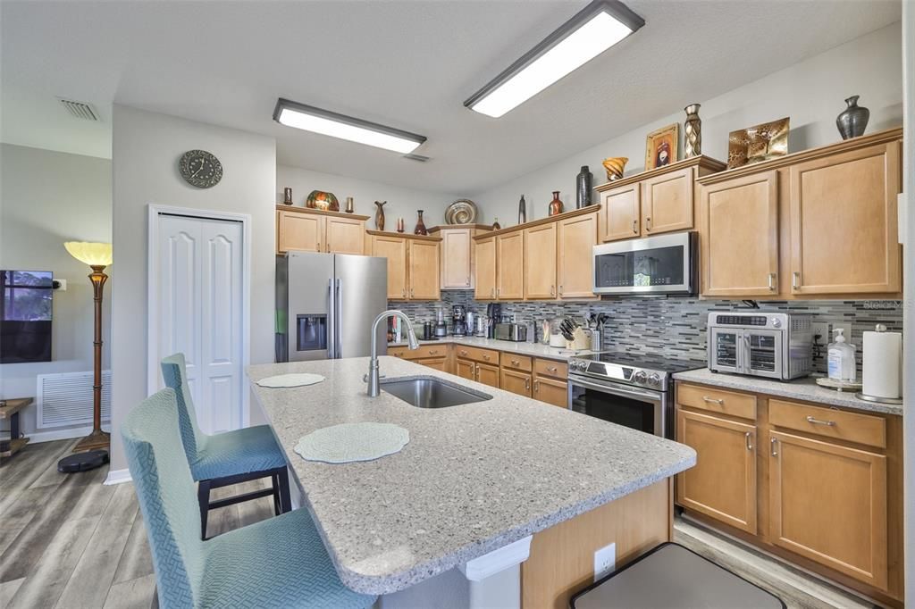 На продажу: $330,000 (4 спален, 2 ванн, 1832 Квадратных фут)