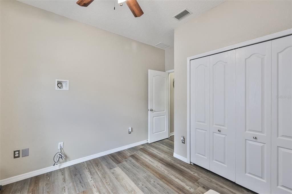 На продажу: $330,000 (4 спален, 2 ванн, 1832 Квадратных фут)