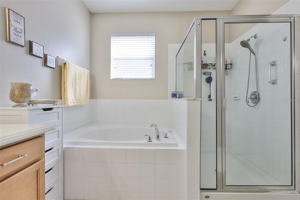 На продажу: $330,000 (4 спален, 2 ванн, 1832 Квадратных фут)