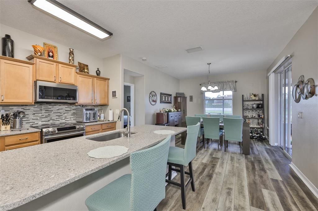 На продажу: $330,000 (4 спален, 2 ванн, 1832 Квадратных фут)