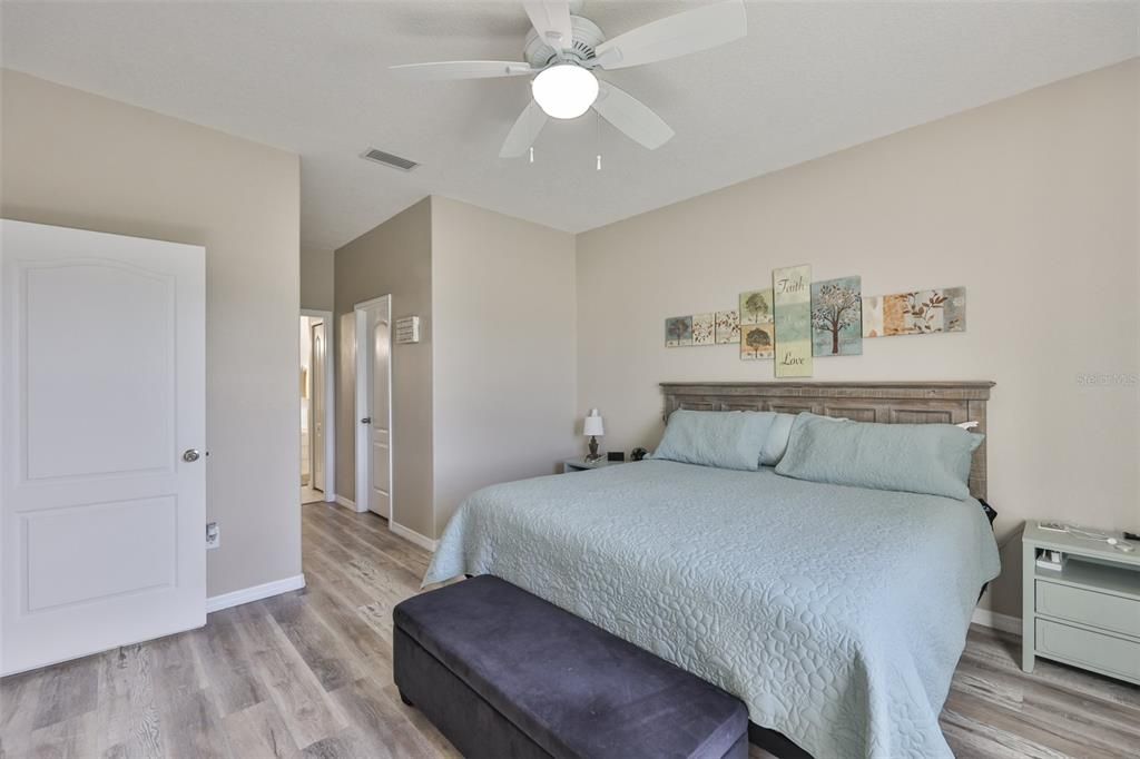 На продажу: $330,000 (4 спален, 2 ванн, 1832 Квадратных фут)