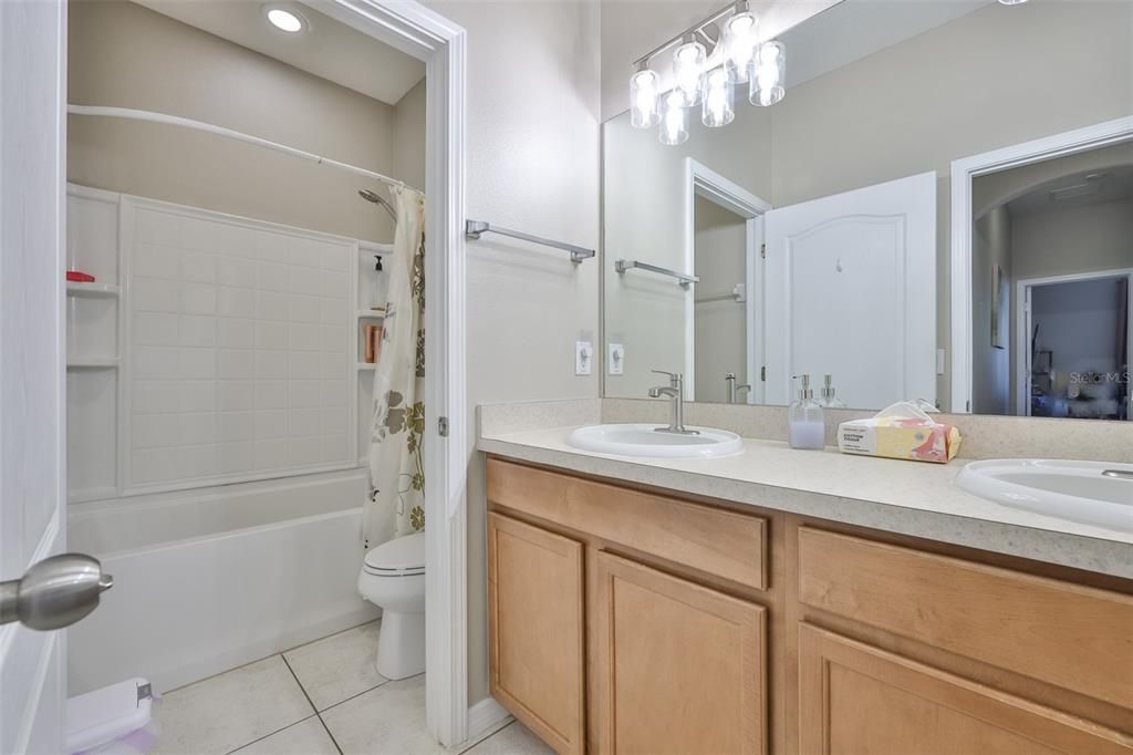 На продажу: $330,000 (4 спален, 2 ванн, 1832 Квадратных фут)