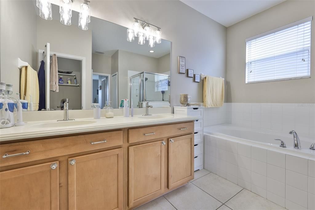 На продажу: $330,000 (4 спален, 2 ванн, 1832 Квадратных фут)